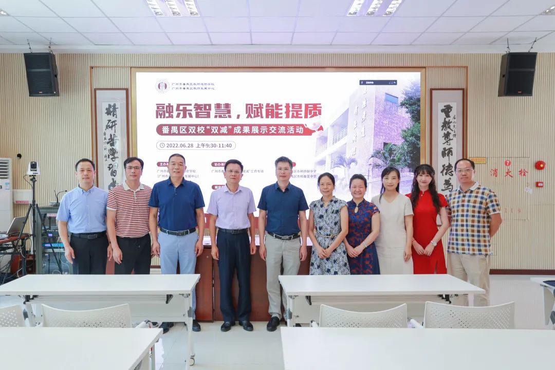 參加活動專家、領(lǐng)導(dǎo)代表合影.jpg